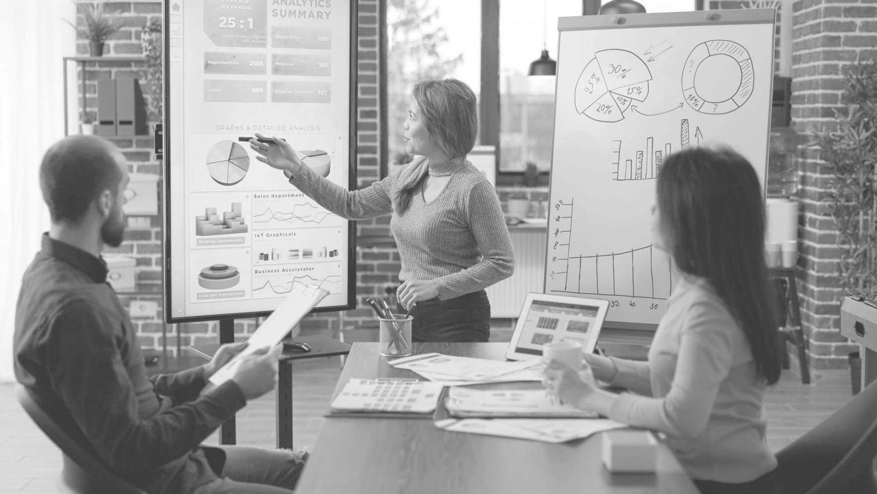 Estudiantes colaborando en proyectos financieros